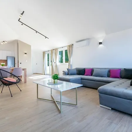 Penthouse Nensi Apartment Baska Voda